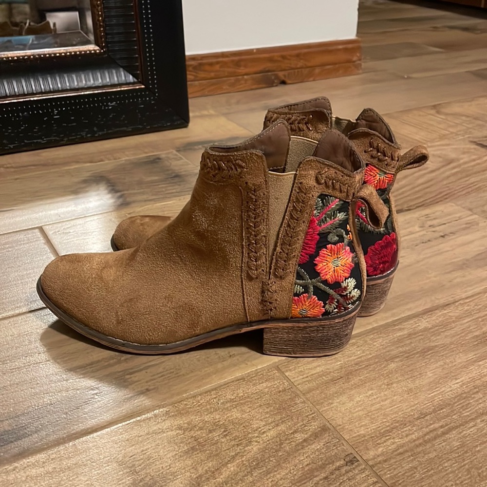 Brown booties (embroidered).